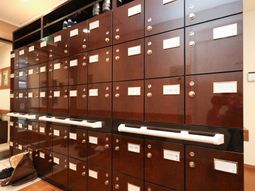 整理された木製のロッカー