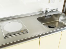 清潔感のあるキッチンカウンター