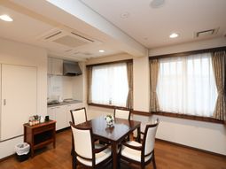 キッチン付きの明るい部屋