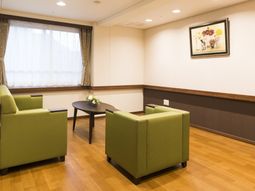 明るいラウンジの様子