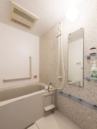 手すり付き明るい浴室