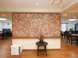 和柄の壁が美しいラウンジ