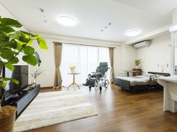 明るい居室の一角