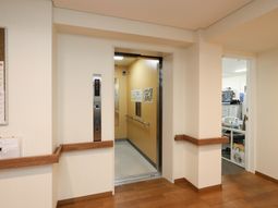 清潔感のある廊下エレベーター前