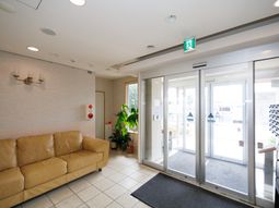 エントランスの明るい空間