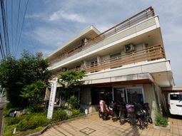 明るい日差しの施設外観