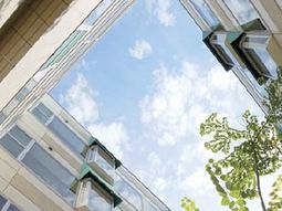 青空と建物の外観