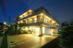 夜の明るい建物エントランス