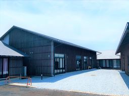 モダンな外観の建物