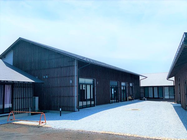 モダンな外観の建物