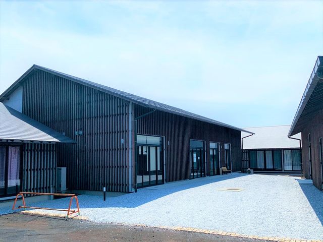 広々とした敷地の施設 外観 広々とした敷地に佇む、木目調の外観が特徴的な建物で働くやりがいを感じませんか。快適な職場環境で皆様をお待ちしております。