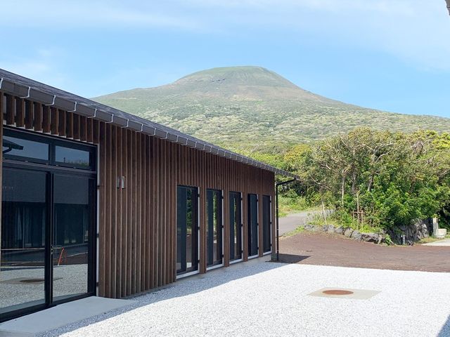 山を望む外観 外観   木目の外壁が落ち着いた印象です。大きな窓から山並みを望める、開放感のある建物です。