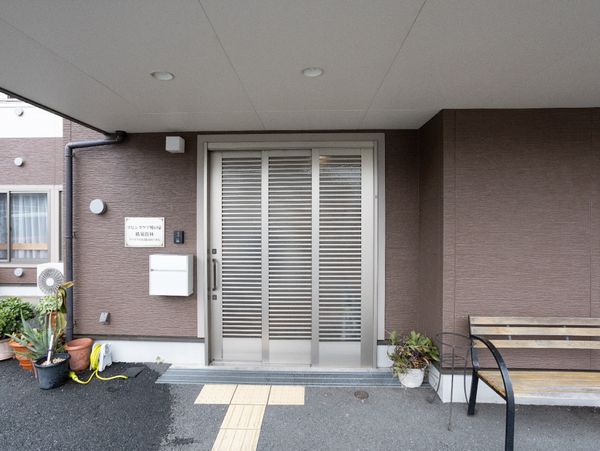 落ち着いた色合いのエントランス