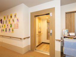 明るい廊下と掲示物