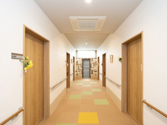 明るい廊下の風景 廊下 色とりどりのタイルがあしらわれた明朗な廊下です。手すりも完備しており、安全に行き来できる環境を整えております。