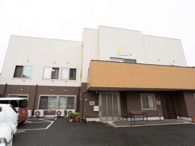 清潔感のある建物外観 外観 落ち着いた色合いのエントランスが迎える快適な施設です。訪れる方々を優しく迎え入れるデザインが特徴です。