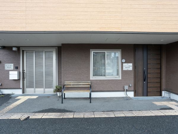 清潔な外観とベンチ