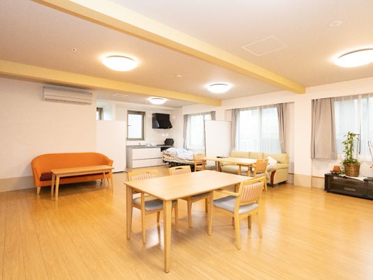 共用リビングの暖かい雰囲気