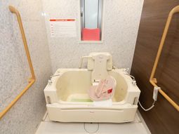 バリアフリー浴槽の浴室