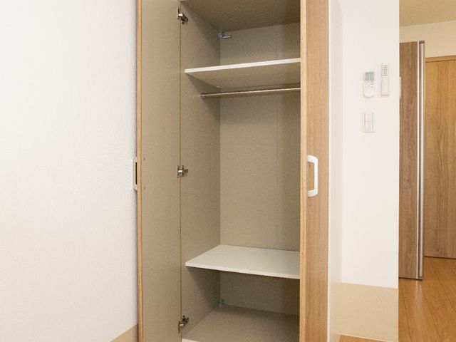 清潔感のあるクローゼット 居室 実用的な収納空間が確保され、清潔で明るい印象の居室を提供します。あなたの手で、快適な空間を支えませんか。