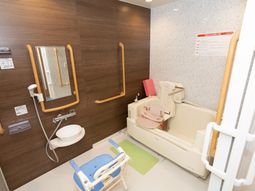 バリアフリー設計の浴室