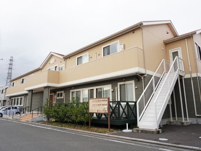 清潔感のある外観の建物 外観 ゆったりとしたスペースを提供する施設が広がっており、静かな住宅街に溶け込む落ち着いた色合いです。