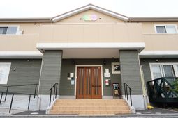 暖かみのある建物の正面玄関