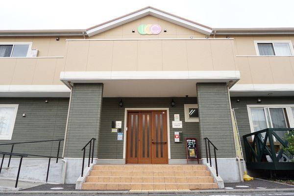 暖かみのある建物の正面玄関