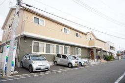 明るい外観の建物