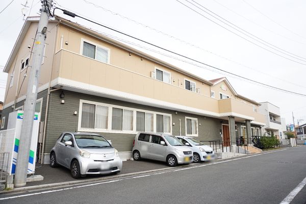 明るい外観の建物