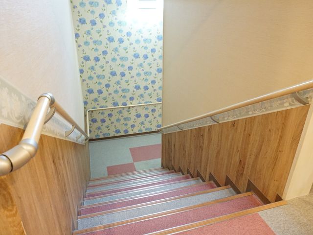 安全な手すり付階段 階段 手すりがしっかりと装備された温かみのある階段です。安全に移動できる環境が整っております。