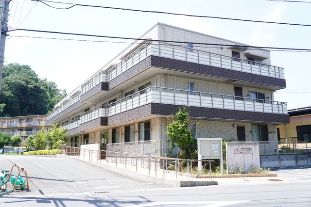 多階層の建物の外観