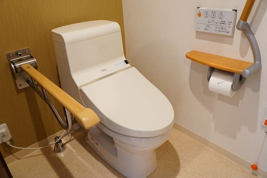 バリアフリー設計のトイレ