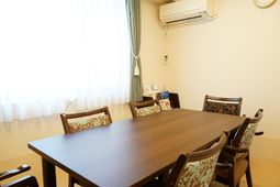木製テーブルと椅子の食堂