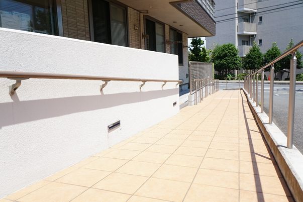 手すり付きの明るい通路