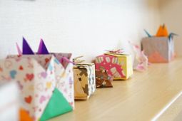 手作りの折り紙作品並ぶ棚
