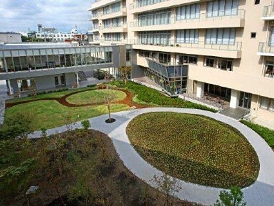 広々とした明るい中庭