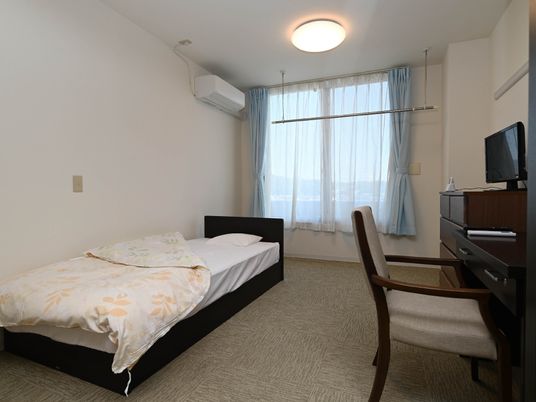 快適な一人部屋の居室