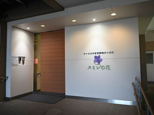 エントランスの受付壁面