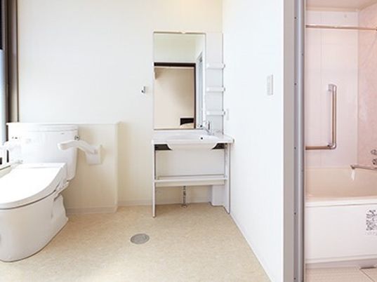 バリアフリーの洗面所とトイレ