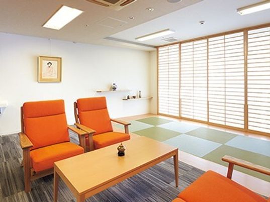 橙色の椅子がある待合室