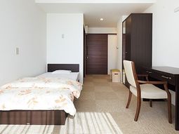 シンプルな居室の様子