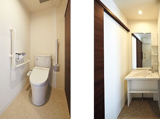 バリアフリーのトイレと洗面台