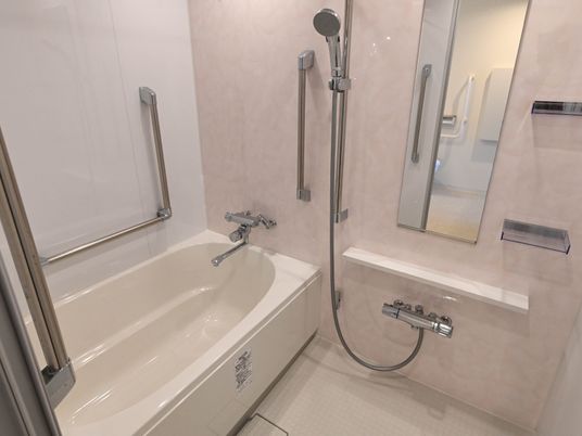 バリアフリー設計の浴室