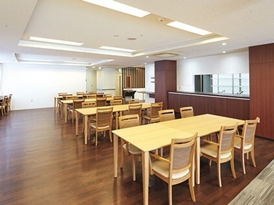 広々とした明るい食堂