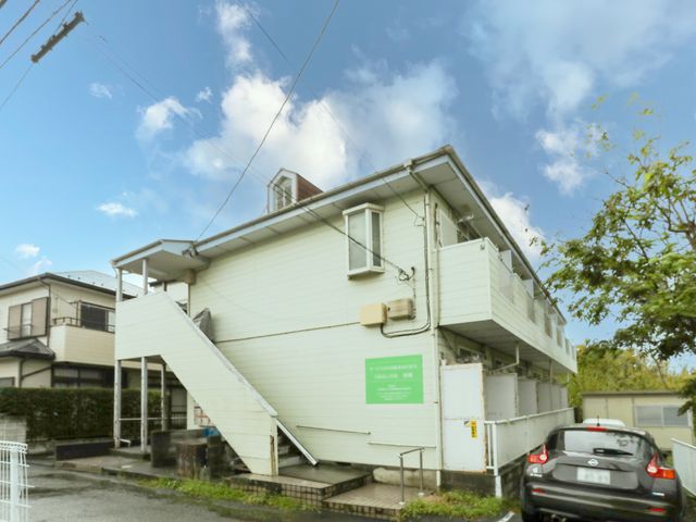 清潔感のある建物外観 外観 落ち着いた住宅街にある明るく清潔感のある建物は、あたたかな雰囲気を醸し出しています。環境になじんだ外観が、新たな職場として心地よい印象を与えます。