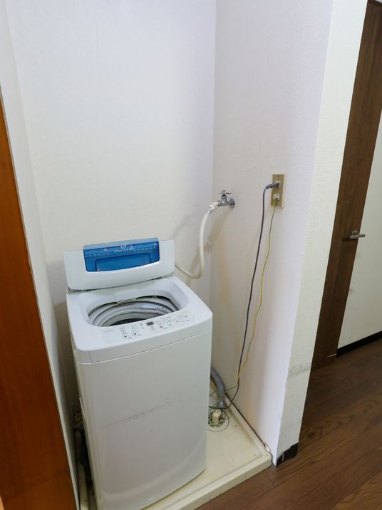 洗濯機と壁の隅