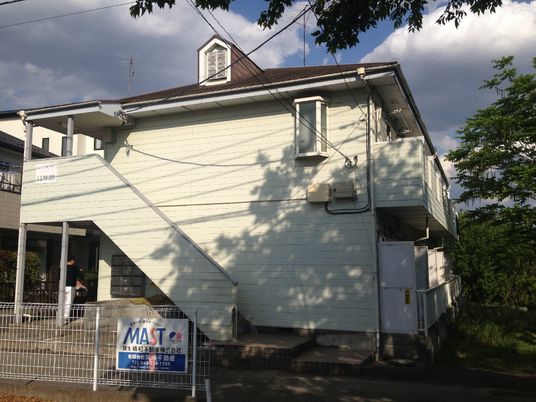 白い壁の建物と青空