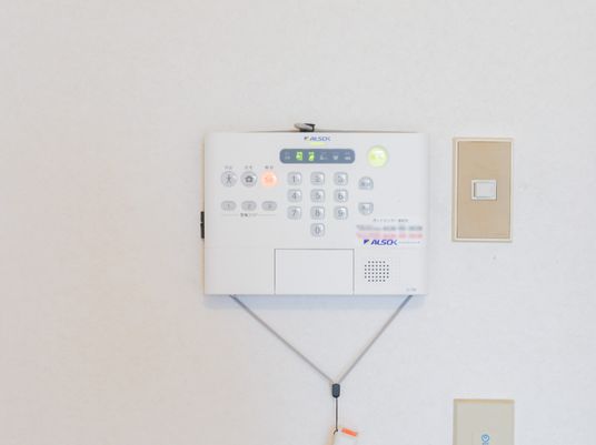 白い壁に取り付けられたナースコール