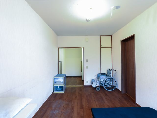 ゆったり居室の一角 居室 車椅子が置かれた静かな個室です。シンプルながらも日々の暮らしをサポートする設備が整っており、自分らしい時間を過ごせます。